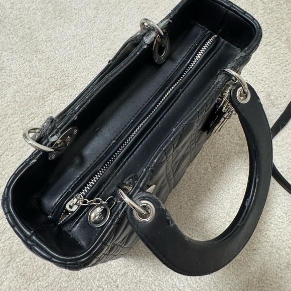 Black Handbag - Picture 6 of 8